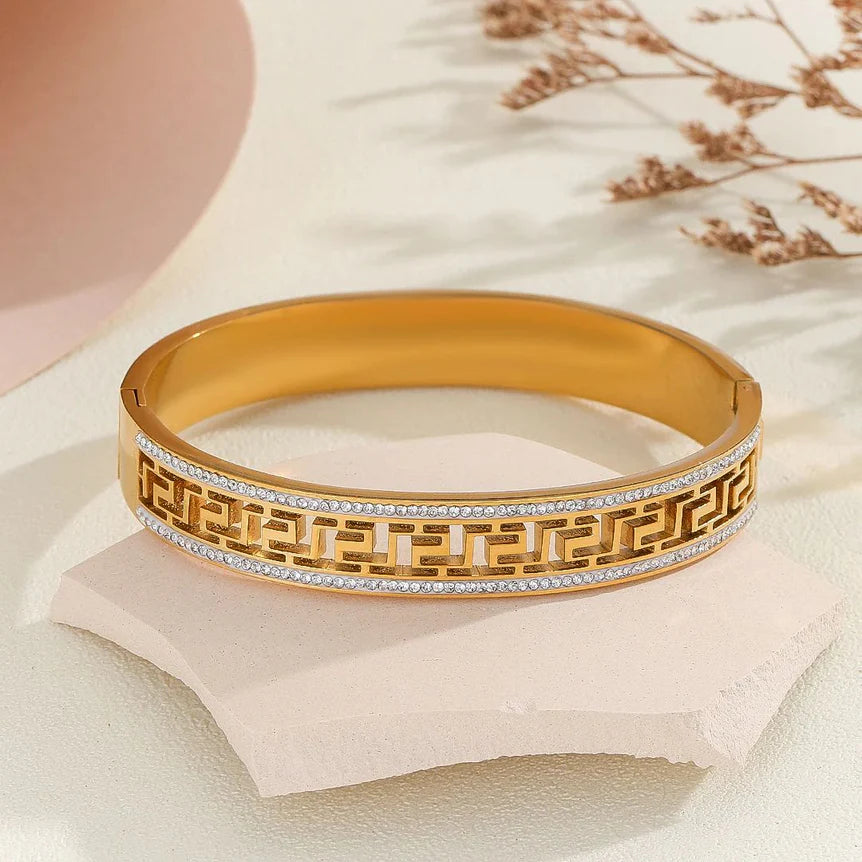 Rihanna Zirconia Cuff