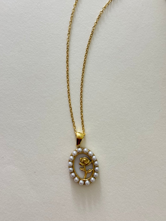 Pearly Flower Oval Necklace