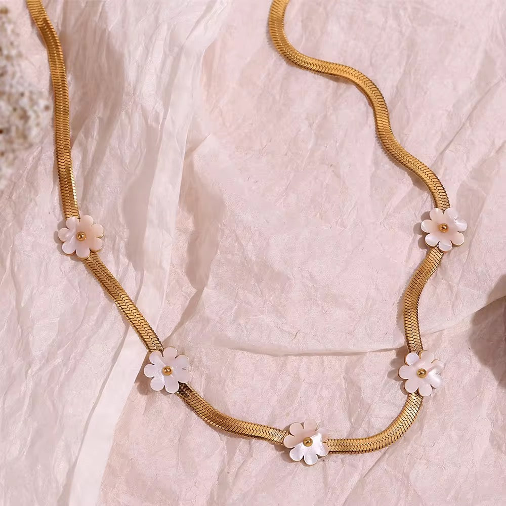 Shell Daisy Necklace