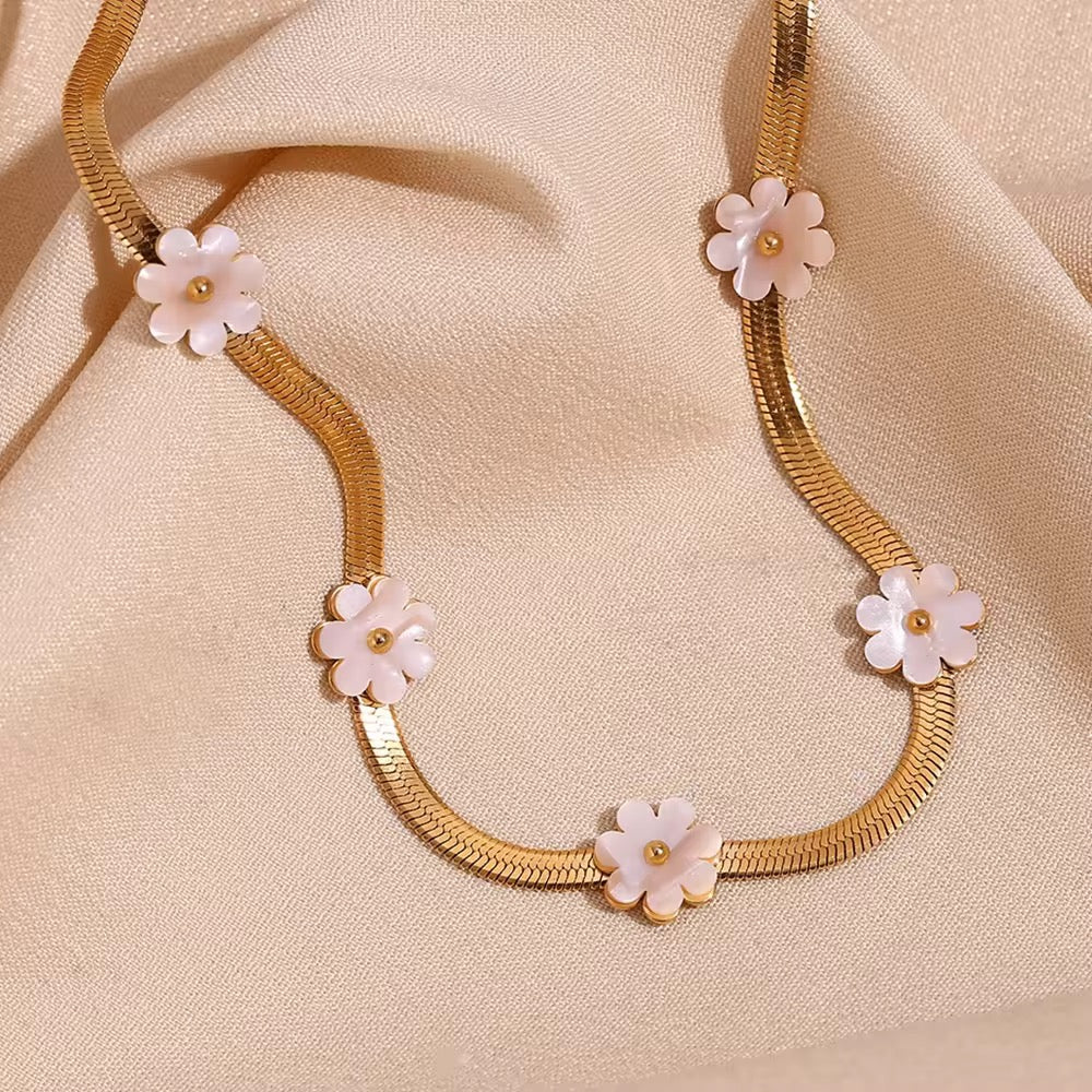 Shell Daisy Necklace