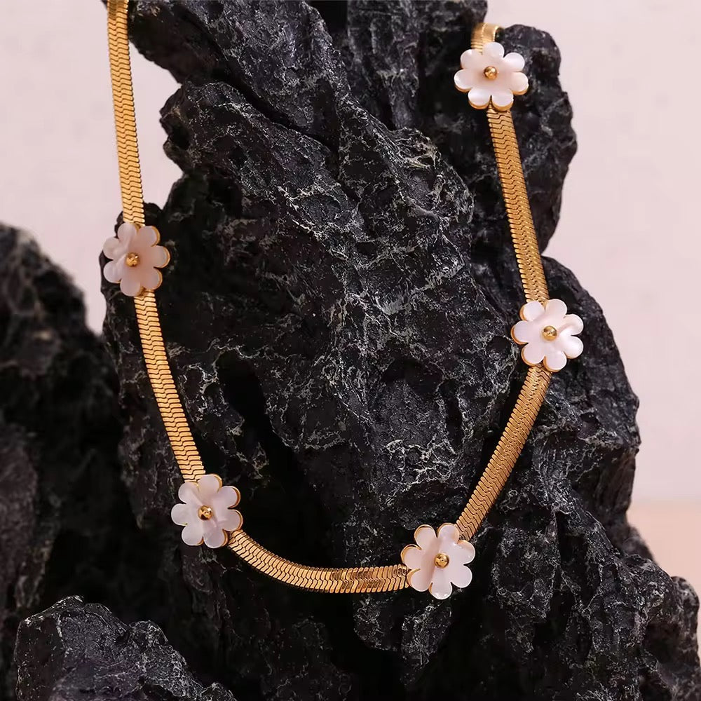 Shell Daisy Necklace