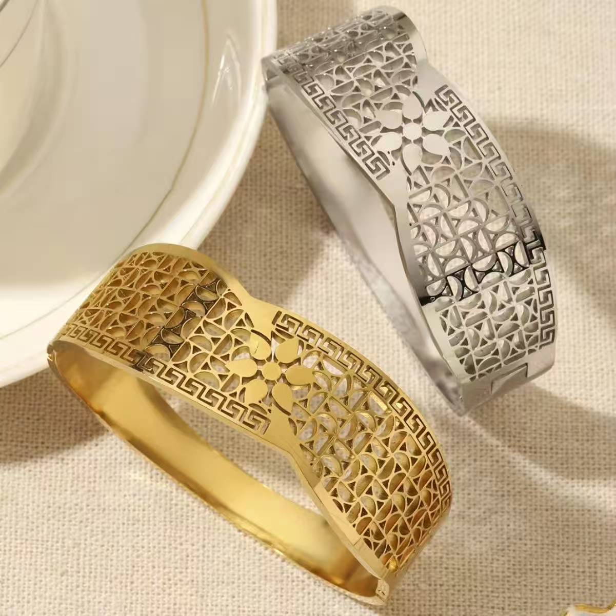 Gold Hollow Net Bangle