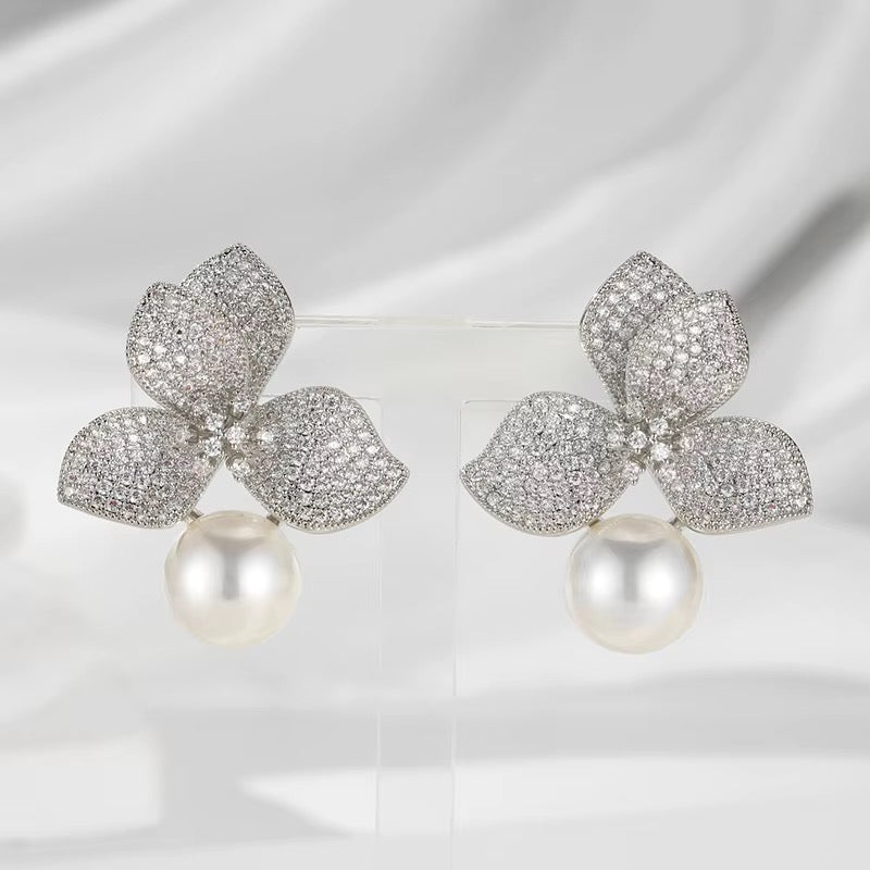 Motif Pearl Luxe Studs