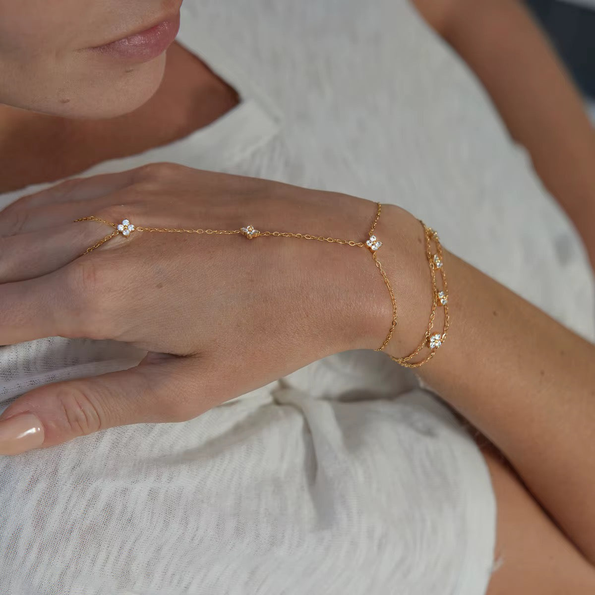 Trilya Handchain
